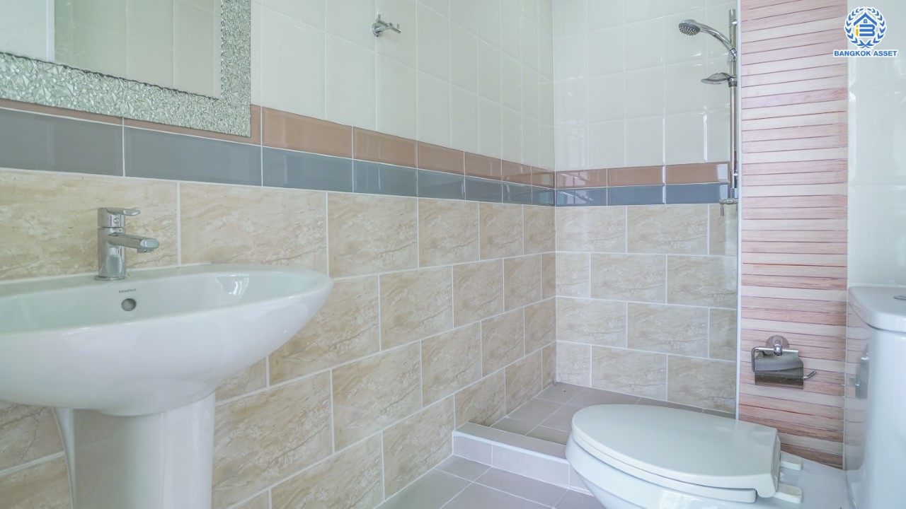 ทาวน์เฮ้าส์มือสองนนทบุรี ม.โกลเด้นทาวน์ ปิ่นเกล้า-จรัญฯ 3 ชั้น เนื้อที่ 22.6 ตร.ว. ฟังก์ชัน 5 ห้องนอน 4 ห้องน้ำ จอดรถได้ 2 คัน บนทำเลเชื่อมต่อหลายเส้นทาง ใกล้ทางด่วน "ศรีรัช" รถไฟฟ้าสายสีแดงอ่อน "สถานีบางบำหรุ" และ รถไฟฟ้าสายสีน้ำเงิน "สถานีบางอ้อ"